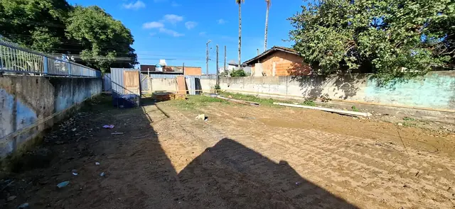 Terreno preparado e gabarito da obra demarcado, foto de 09/06/2026